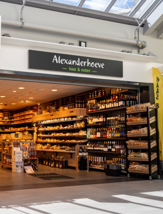 Bekijk deze afbeelding van Kaas en notenwinkel Alexanderhoeve op Winkelcentrum Goverwelle